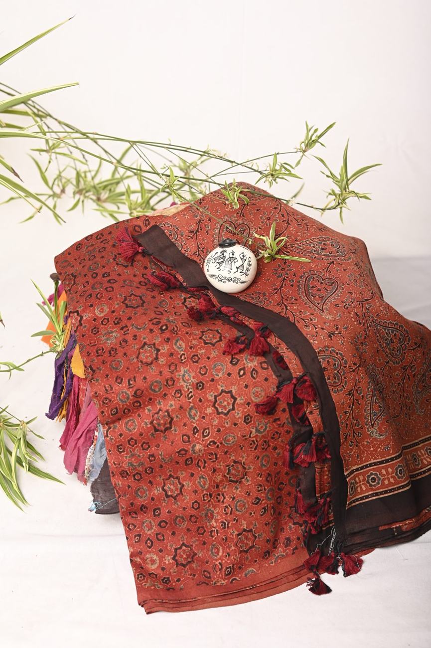 RAAGYAI hand-printed set with tassels