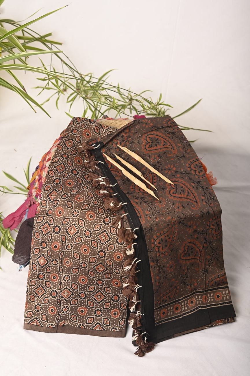 RAAGYAI hand-printed set in deep brown